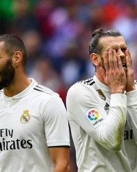  基尔后卫线配合默契十足，成功抵挡住对手猛攻