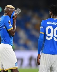  那不勒斯防线崩盘，奥斯梅恩戴帽难救主  