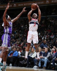  国王交易福克斯至尼克斯，换取巴雷特+首轮签  