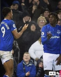  曼联防线失误连连，纽卡斯尔三球完胜红魔  